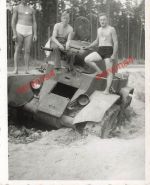 nacktte Soldaten am russischen Panzer BT-5 am Feldlager Borrisow Ostfront
