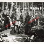 Deutsche Soldaten am abgeschossenem Flugzeug Feldlager Borrisow Ostfront