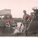 Deutscher Soldat an zerstörter Dnepr Brücke Schklow Ostfront