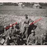 Schützgraben Soldaten mit Granatwerfer 36 beim Feuern in Schkloff Ostfront