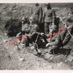 Deutsche Soldaten im Schützengraben mit Granatwerfer 36 in Schklow Ostfront