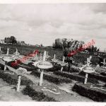 Deutsche Soldaten am Heldengrab Kamerad in Gorki Belarus Ostfront