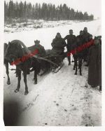 Deutsche Soldaten mit gefangenen Russen Schlittenfahrt bei Belarus Ostfront