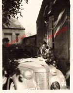 Deutscher Hauptmann beim Karten lesen auf PKW Opel Fland Belgien