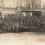 Fotokarte 1.WK Gruppenfoto Soldaten mit Geschütz vor Stellmacherei Werkstatt