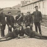 Fotokarte 1.WK Gruppenfoto Soldaten Schulterklappe 2 in Hammelburg Bayern