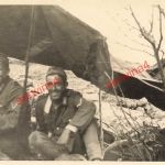 Deutsche Soldaten mit Zeltplane an der Metaxas Linie bei Echinos Griechenland