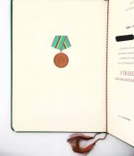 DDR Urkunde Verdienstmedaille der Organe des Ministerium des Innern Bronze 1975