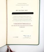 DDR Urkunde Verdienstmedaille der Organe des Ministerium des Innern Bronze 1975