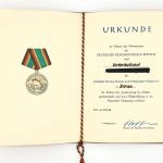 DDR NVA Urkunde treue Dienste in der NVA Bronze 1963 Unterleutnant