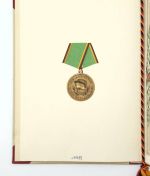 DDR NVA Urkunde Medaille für treue Dienste in der NVA Bronze 1.3.1957 Leutnant