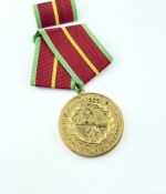 DDR Verdienstmedaille der Grenztruppen der DDR in Gold Bartel 280c
