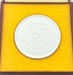 DDR Meissner Porzellan Medaille 700 Jahre Auerbach 1282-1982 weiß mit Etui