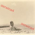 Nackter Soldat beim Baden in Lemnos Griechenland