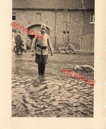 Belgische Feuerwehr steht im Wasser Flandern Belgien