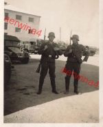 Wache deutsche Soldaten am LKW Krupp-Protze Kristiansand Norwegen