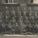 Foto AK 1.WK Soldaten Schulterklappen 174 Inf. Regt 174 Pickelhaube Saarbrücken