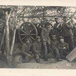 Foto-AK 1.WK Soldaten an Geschütz Stellung beim Nachladen Granaten