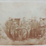 Foto AK 1.WK deutsche Sturmsoldaten Stahlhelm am Bunker