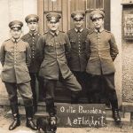 Foto-AK Reichswehr Soldaten mit Dackel am Quartier Königsbrück 1926