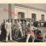 Deutsche Soldaten mit PKW an Spinnerei in Gramatneusiedl Marienthal Österreich