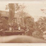 Foto AK 1.WK Deutsche Soldaten beim Karten spielen Misery Frankreich 1918