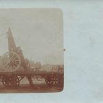 Foto AK 1.WK Deutsches Geschütz auf Eisenbahnwaggon durchgebrochen