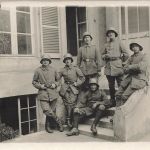 Foto AK 1.WK Deutsche Sturmsoldaten mit Stahlhelm in Laon Frankreich