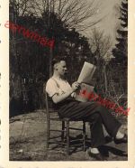 Deutscher Soldaten beim Zeitung lesen in Riga Lettland Ostfront