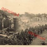 Vormarsch deutsche Soldaten durch zerstörte Dörfer bei Nancy Frankreich