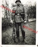 Deutscher Soldat mit MG 34, Pistole und Stahlhelm