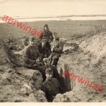 Deutsche Soldaten vor dem Einsatz im Schützengraben Ostfront