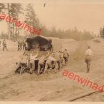Deutsche Soldaten schieben LKW durch Schlamm Rollbahn Russland Ostfront