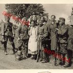 Deutsche Soldaten mit MG 34 und Stahlhelm Jugoslawische Frauen Serbien Balkan