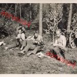 Deutsche Soldaten Waffenreinigung im Wald mit getarnten Geschütz