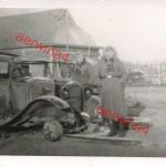 Deutsche Soldaten mit Fernglas am zerstörten russischen LKW Ostfront