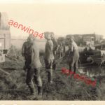 Deutsche Soldaten ziehen LKW Henschel Typ 33 D1 aus Schlamm Rollbahn Ostfront