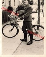 Deutscher Luftwaffen Soldat fliegertechnisches Personal mit Kind und Fahrrad