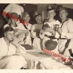 Budenzauber deutsche Soldaten im Nachthemd mit Stahlhelm und Bajonett