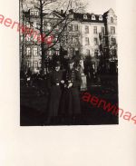 Deutsche Soldaten am Park mit Statue in Riga Lettland Ostfront