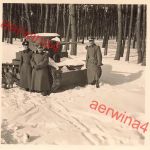 Deutscher Stabsarzt am russischen Panzer T-26 in Zwiahel Ukraine Ostfront