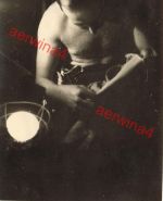 nackter Soldat bei Läuse Jagd im Bunker Karelien Finnland