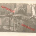 Französischer Panzer Renault Chor B1 vor Kirche in Orleans Frankreich