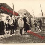 Deutsche Soldaten beim Feldfriseur mit rumänischer Dorfjugend Rumänien