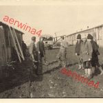 Rumänischer Dorfjugend mit deutschen Soldaten Lehrgeschwader 1 in Rumänien