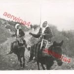 Bulgarische Dorfschönheiten auf Maultier in Tschepelare Bulgarien