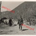 Marsch deutscher Soldat mit serbischen Ochsengespann nach Pristina Jugoslawien