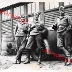 Deutsche Soldaten mit PKW Opel in Botmeur Bretagne Frankreich