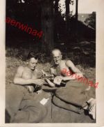 nackte Soldaten beim Sonnenbad mit Wein in Treglamus Bretagne Frankreich