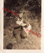 Deutscher Soldat mit Ziege in Treglamus Bretagne Frankreich